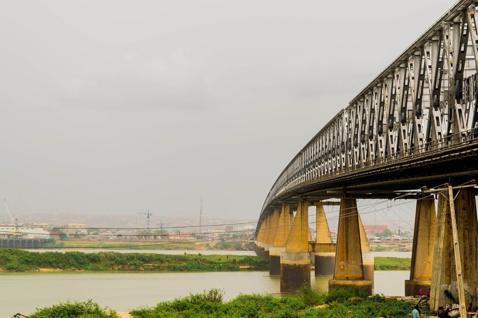 The road bridge over the River Niger, carrying traffic east.